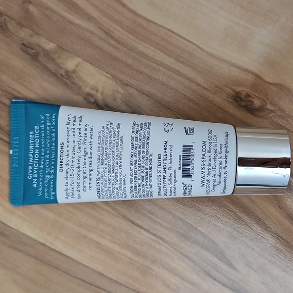 Blue and White Skincare Mask for Radiant Skin - Picture 2 of 4